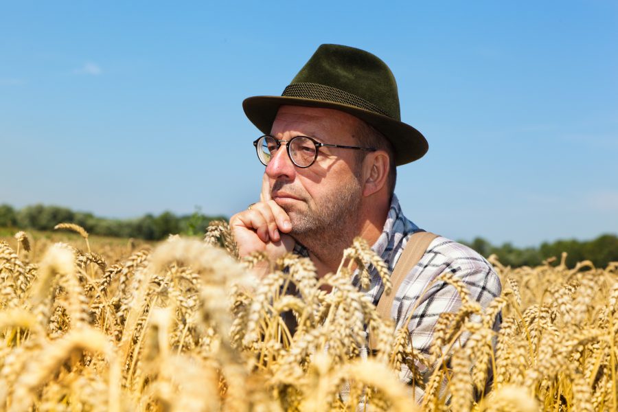 Landwirt überlegt, wie er neue Trends in der Direktvermarktung erkennen und setzen kann. 